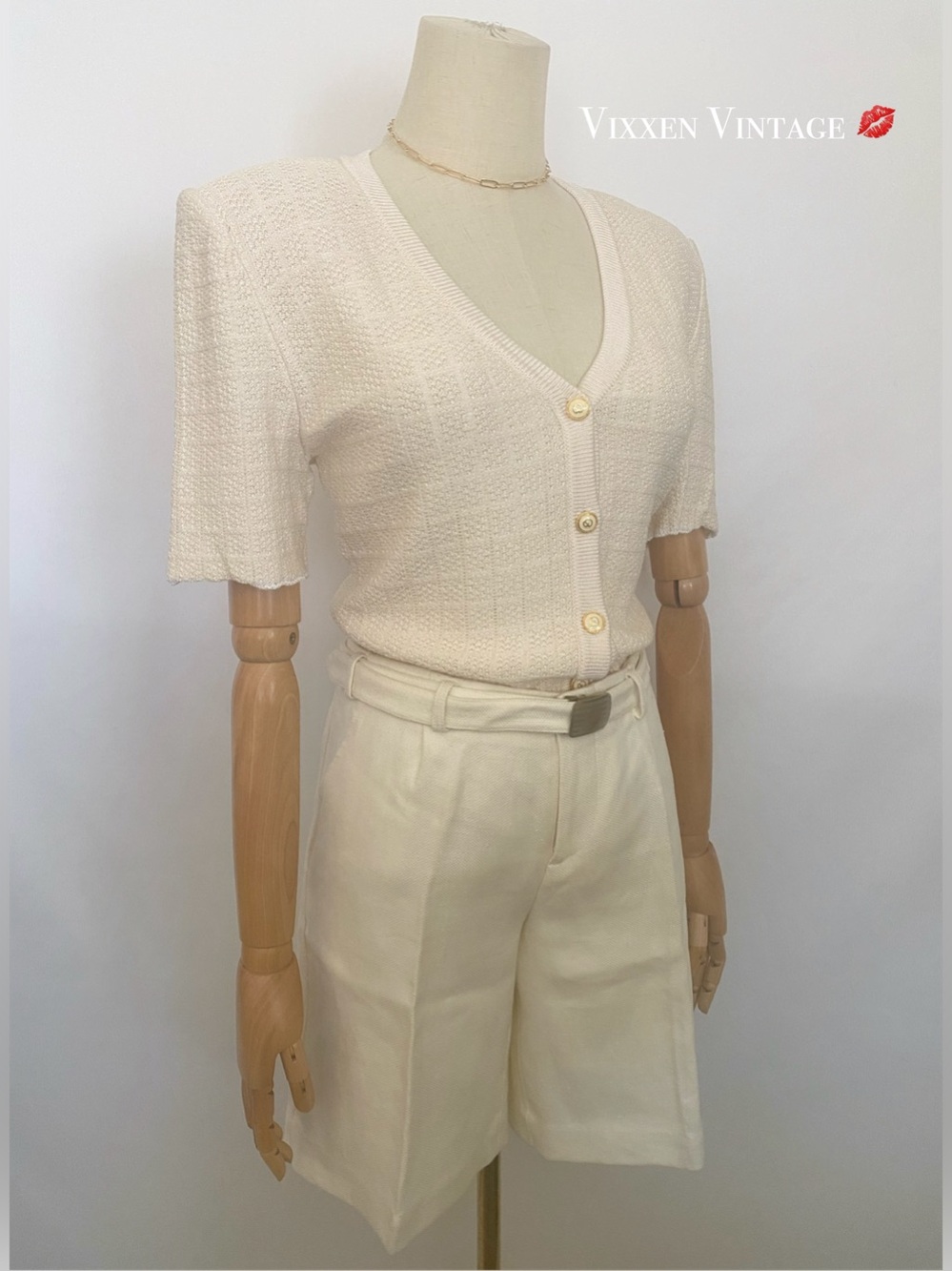 VINTAGE 1990’S ST. JOHN ‘OLD MONEY’ SHORT SLEEVE V-NECK BUTTON UP KNIT TOP
